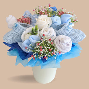 Stunning new mum gift with the wow factor. Brimming with practical gifts for a new baby boy. Perfect gift to welcome a new baby into the world. Contains muslins, socks, mittens and hat.