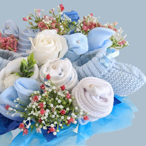 Stunning new mum gift with the wow factor. Brimming with practical gifts for a new baby boy. Perfect gift to welcome a new baby into the world. Contains muslins, socks, mittens and hat.