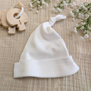 white baby hat in recycled cotton with a little knot